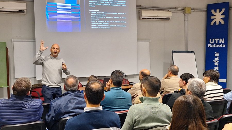 El secretario de Cultura y Extensi&oacute;n Universitaria de la UTN, Ing. Federico Olivo con personal de la FRRa.