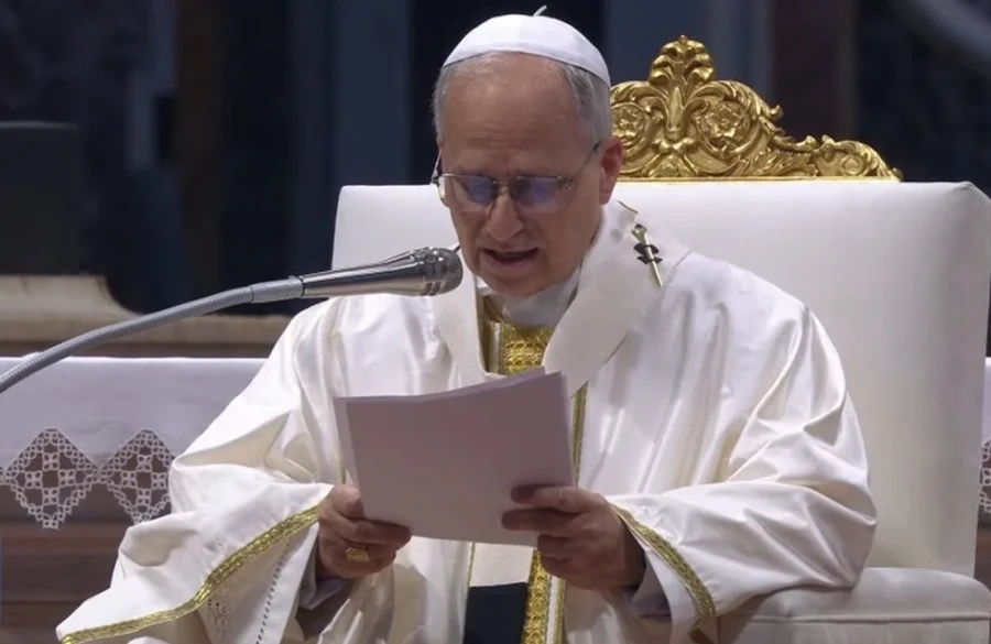 El papa Le&oacute;n XIV a la hora del &Aacute;ngelus en la plaza de San Pedro.