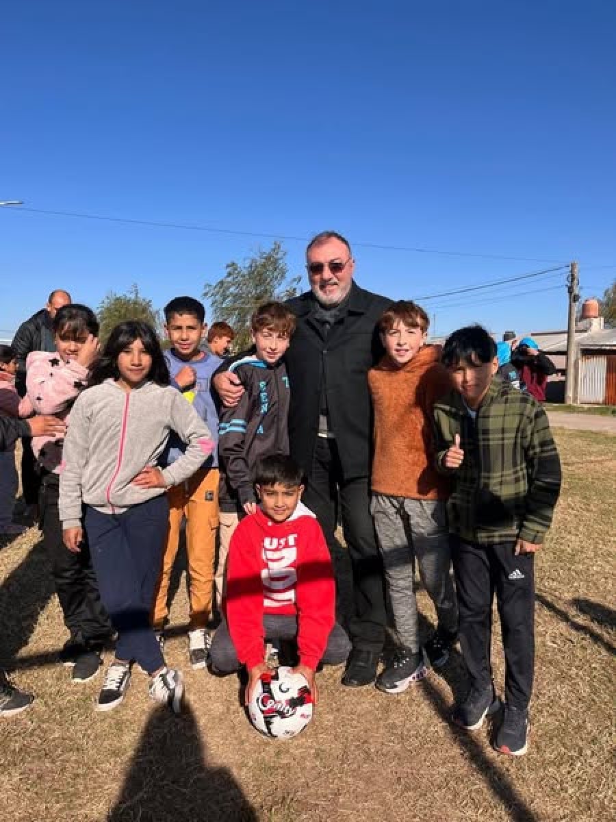 oscar Mart&iacute;nez con alumnos durante el acto inaugural.