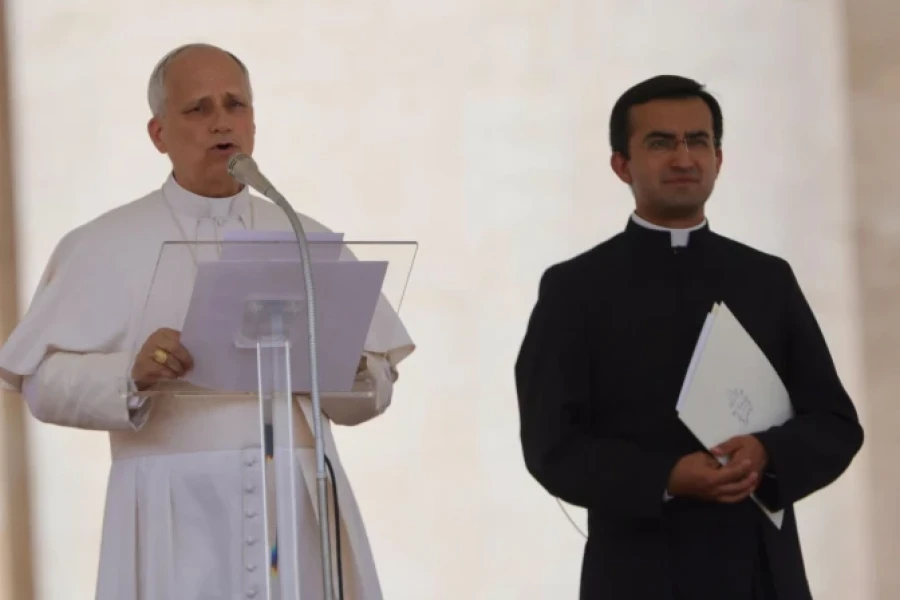 &Ccedil;El Pont&iacute;fice durante el rezo mariano.