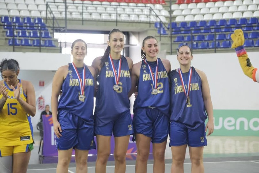 EN EL PODIO. El equipo argentino de 3x3 con la rafaelina (N&ordm;12).