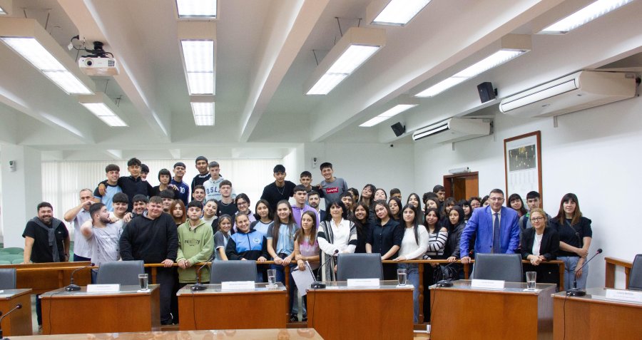 TRABAJO EN CONJUNTO.  Los concejales y los estudiantes desarrollan de manera unica y mancomunada los proyecto que ser&aacute;n tratados en las sesiones.