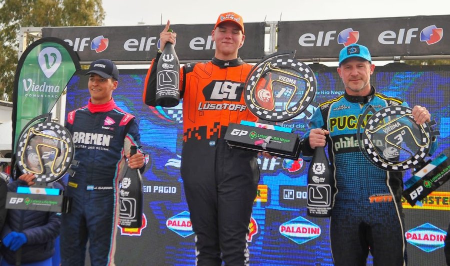 Jorge Barrio (2&deg;), Thiago Mart&iacute;nez (1&deg;) y Jer&oacute;nimo Teti (3&deg;) en el podio de la Clase 3.
