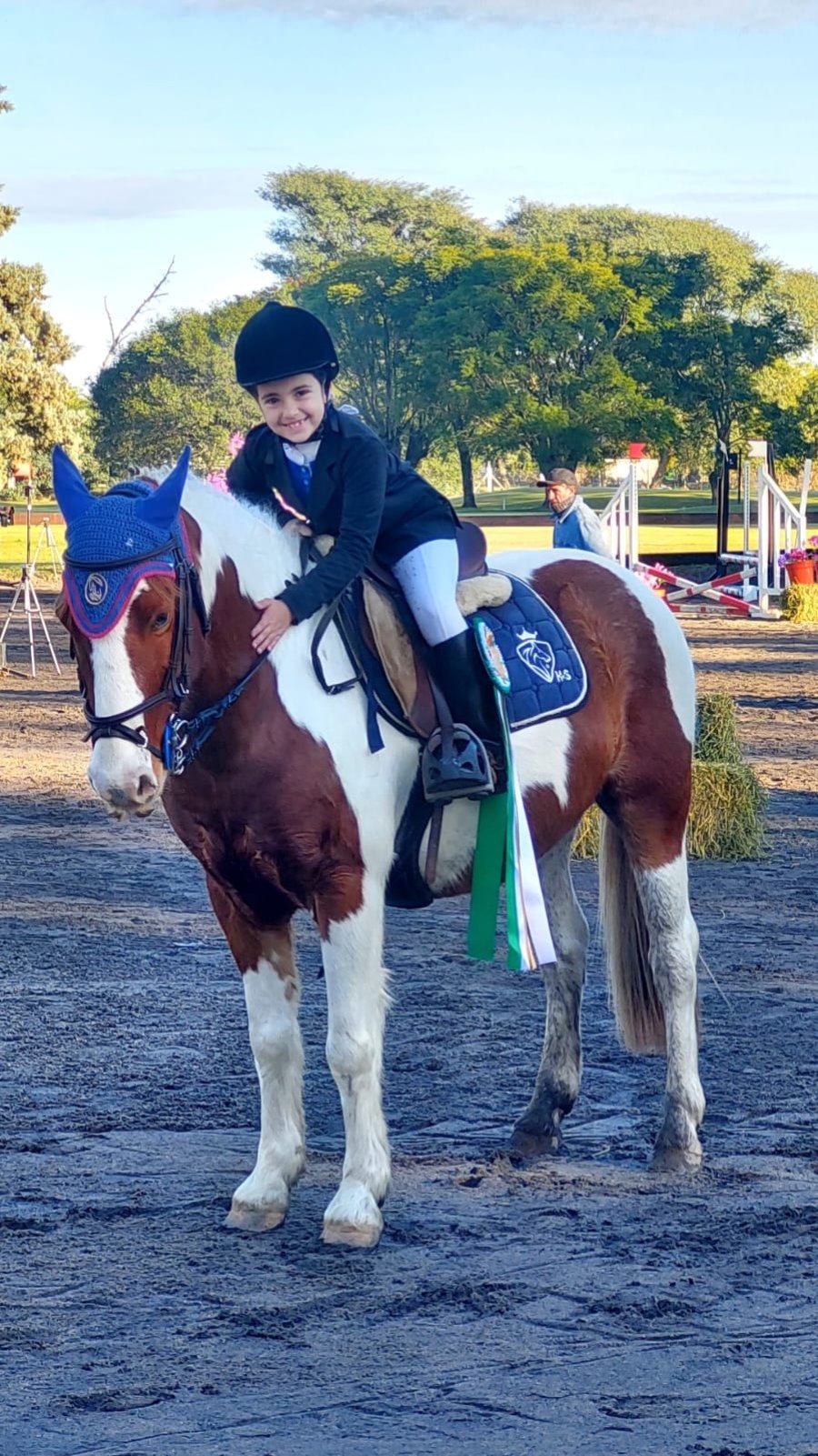 Juana Mendoza montando a Ne&oacute;n, campeona en 50cm. Iniciados.
