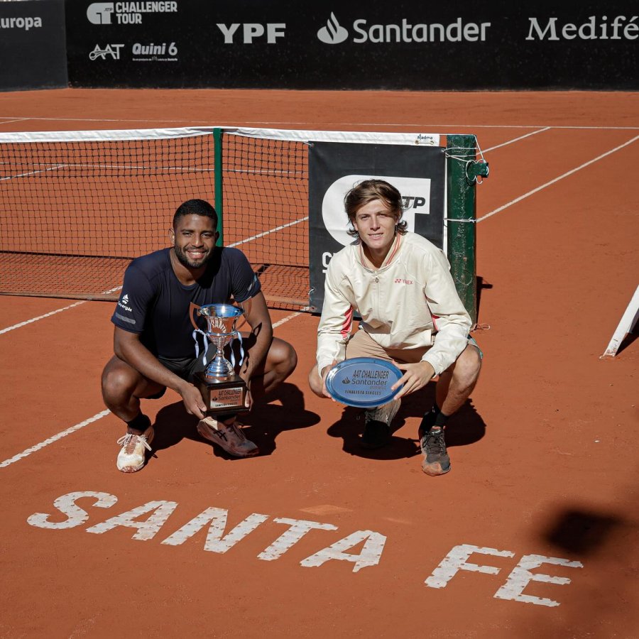 PREMIACION. El campe&oacute;n y subcampe&oacute;n con sus trofeos.
