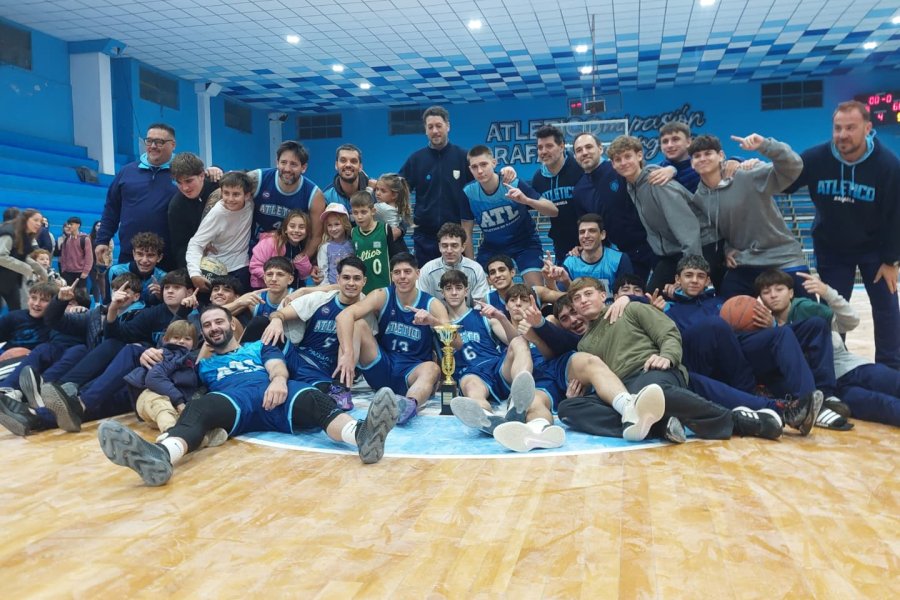 DE PLATA. El festejo de los jugadores y cuerpo t&eacute;cnico de la Crema.