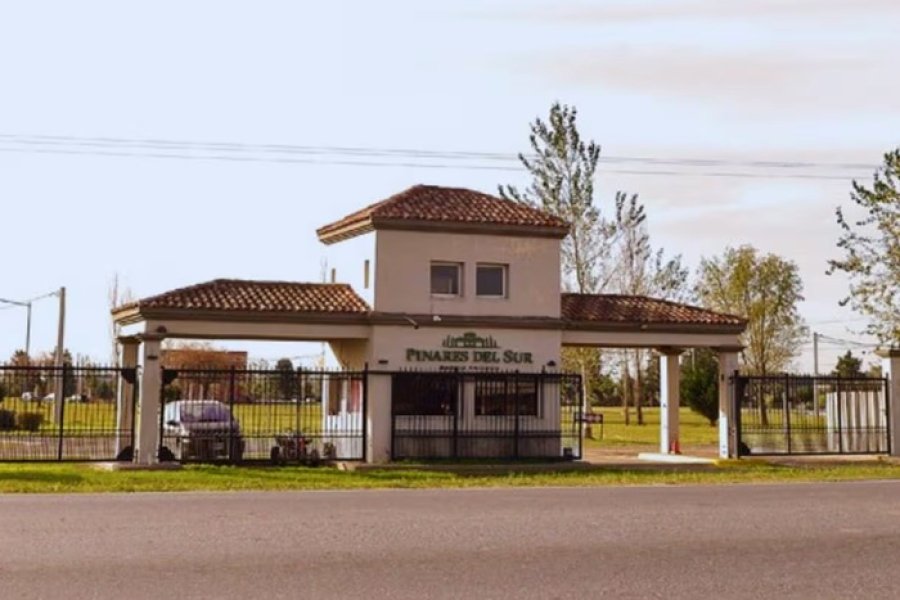 El ingreso al barrio privado Pinares del Sur, en Pi&ntilde;ero.
