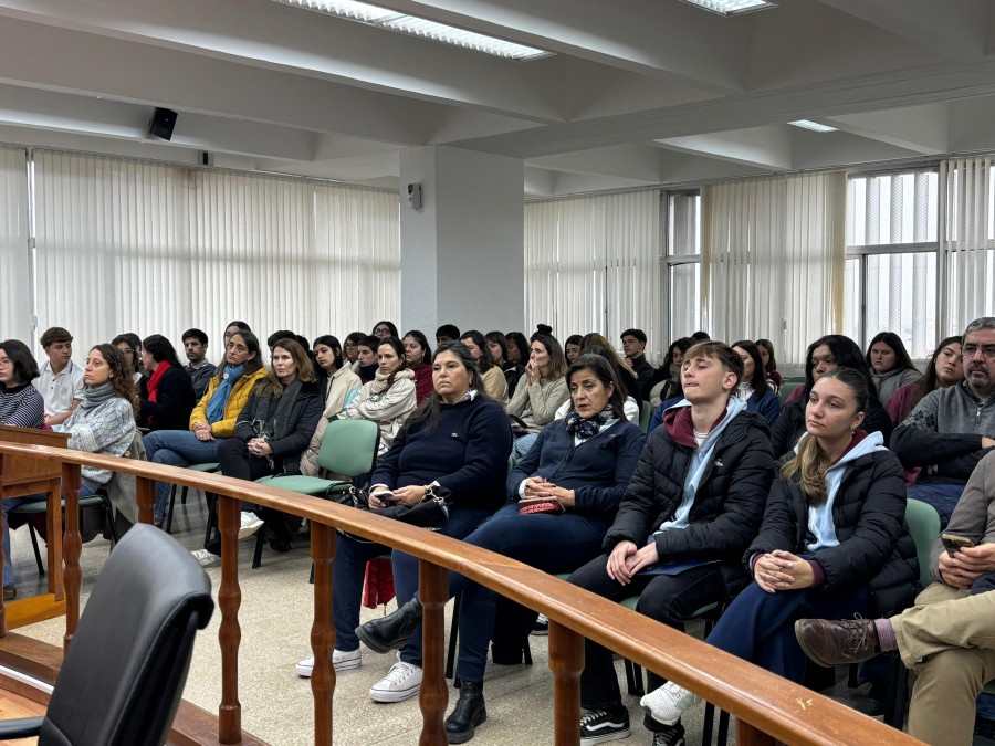 El Concejo Municipal contin&uacute;a desarrollando iniciativas, propuestas para conectarse y estar cerca de toda la ciudadan&iacute;a, en este caso, de los estudiantes secundarios.