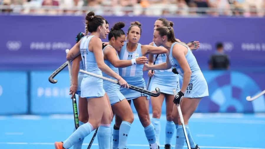 BUEN TRIUNFO. El festejo de las jugadoras argentinas.