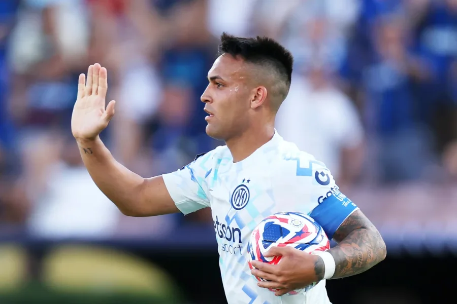 Lautaro Mart&iacute;nez festeja el gol del empate.