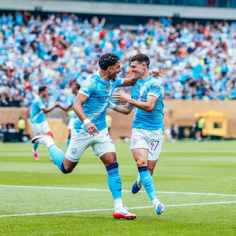 COMODO. El equipo ingl&eacute;s no tuvo problemas en el debut.
