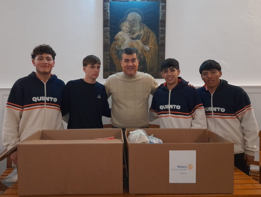 Fernando Peralta junto a estudiantes del San Jos&eacute;.