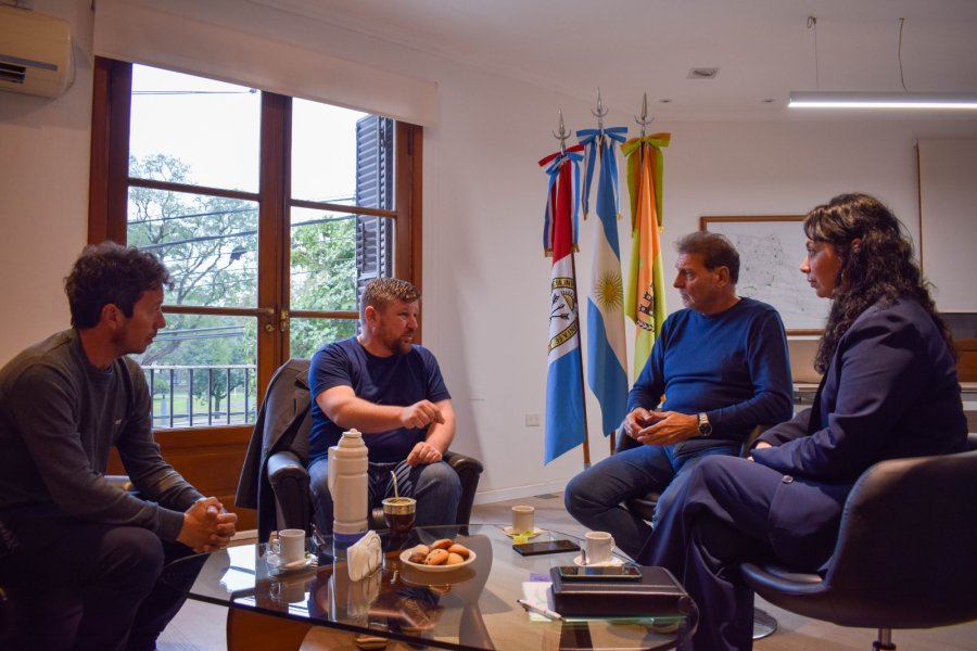 REUNION. Pablo Pinotti, en intendente de Sunchales, junto a Dar&iacute;o Cocco, el secretario general del SEOM junto a otros representantes.