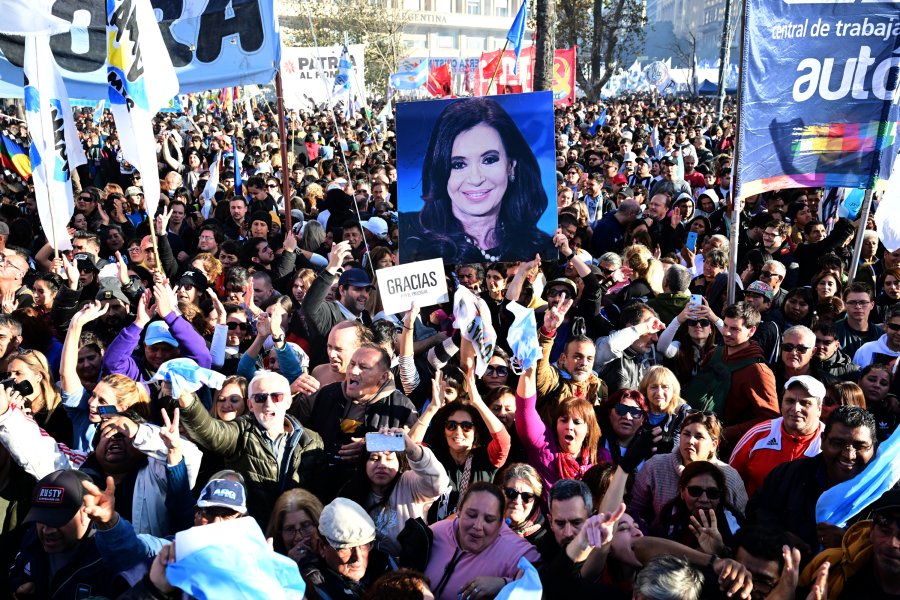 CRISTINAZO EN PLAZA DE MAYO. La ex presidenta grab&oacute; un mensaje que fue reproducido para la multitud que se junt&oacute; en la marcha.