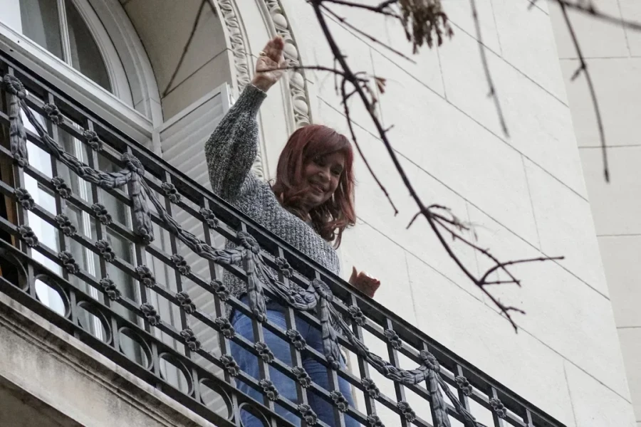 Cristina Kirchner saluda desde el balc&oacute;n de su departamento.