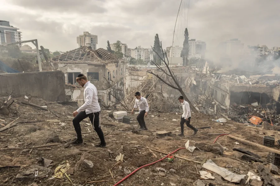 DESTRUCCI&Oacute;N. Un ataque con misiles iran&iacute;es en Rejovot, Israel, el domingo por la ma&ntilde;ana, gener&oacute; importantes da&ntilde;os.