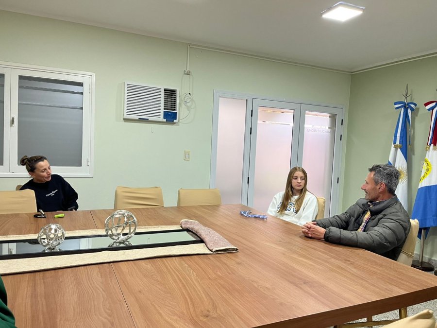 ENCUENTRO. Un instante de la reuni&oacute;n realizada en el edificio comunal.
