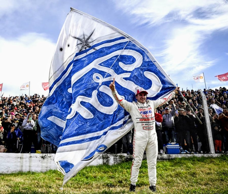 MARIANO WERNER. Festejando en el "Oscar Cabal&eacute;n".