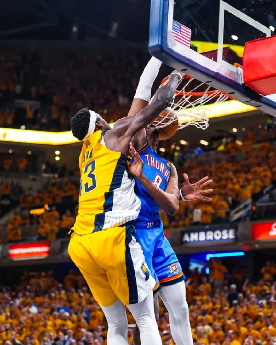 Pascal Siakam consigue una volcada ante la defensa de Jalen Williams.