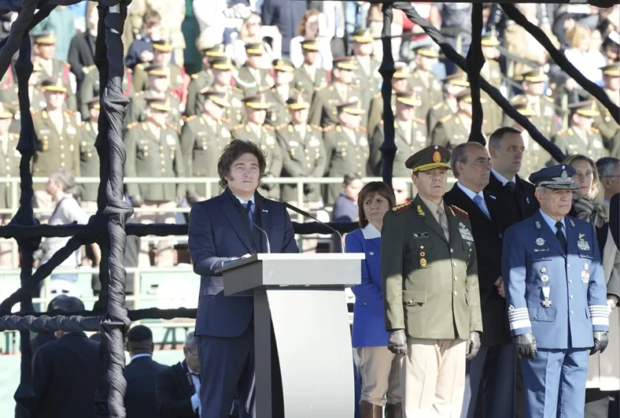 El presidente&nbsp;reafirm&oacute; su respaldo a las&nbsp;Fuerzas Armadas.
