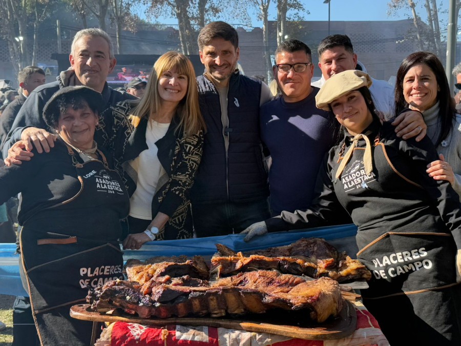 El gobernador Maximiliano Pullaro recorri&oacute; las ferias que dan marco a esas actividades.