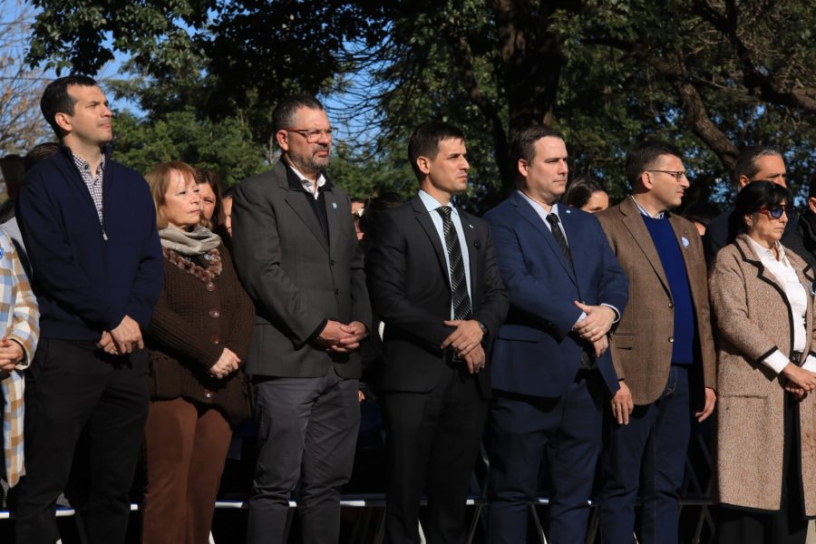 ACTO. El intendente Leonardo Viotti, acompa&ntilde;ado por autoridades y representantes de instituciones locales, tuvo a su cargo el izamiento de la ense&ntilde;a nacional.