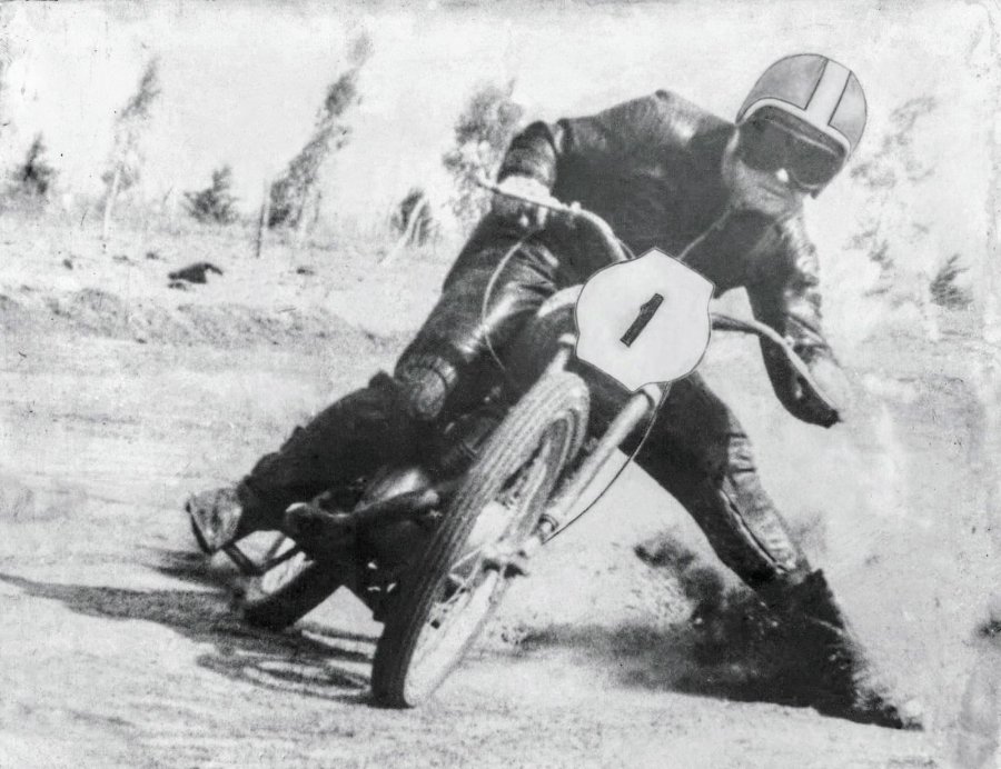 Ren&eacute; Heidegger y su inconfundible estilo sobre una moto.