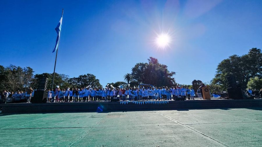 los escolares hicieron su promesa de lealtad al pabell&oacute;n Pstrio.