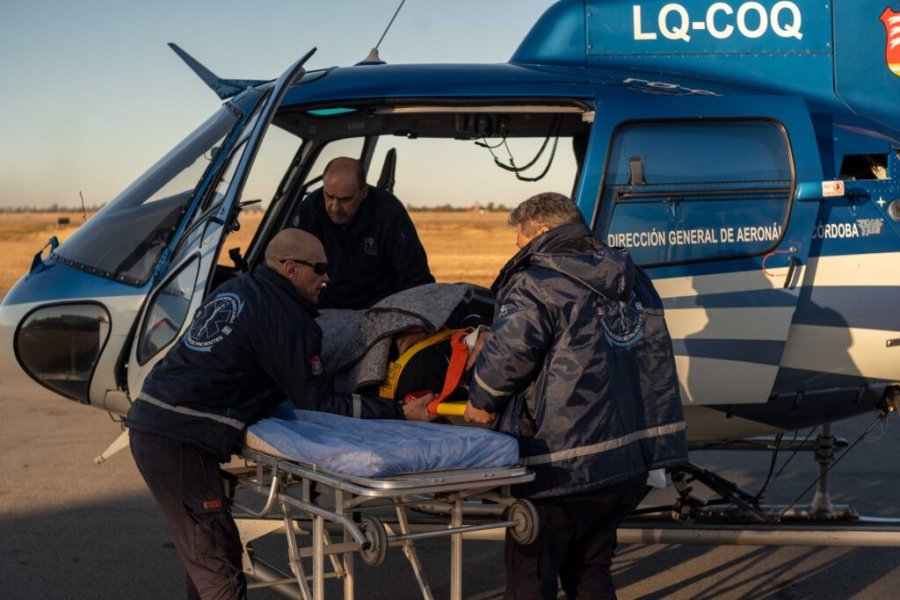 Personal de emergencias asiste al turista de San Nicol&aacute;s en las inmediaciones del Champaqu&iacute;.