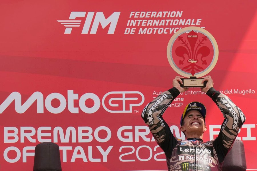 Marc M&aacute;rquez festejando su victoria en el podio de Mugello.
