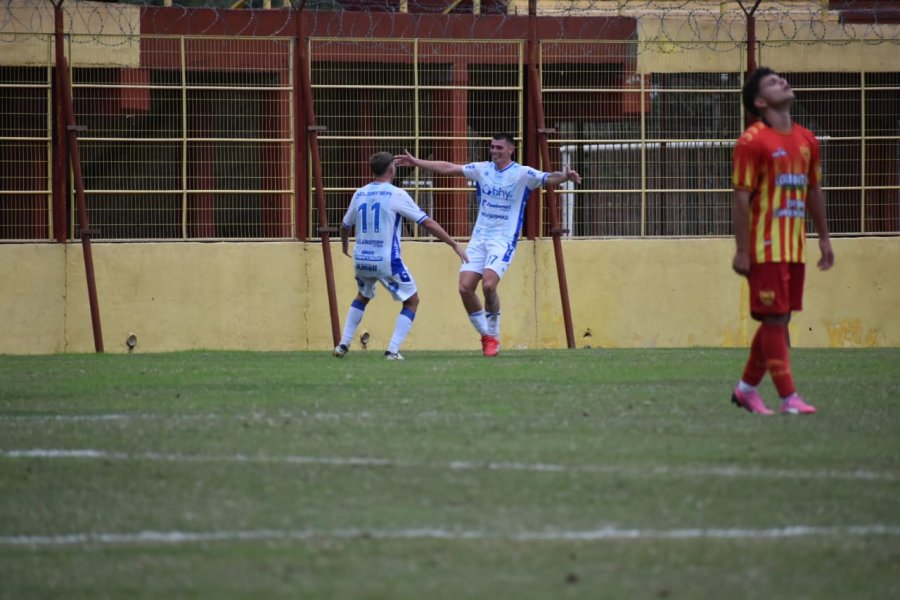RESPONDIO DESDE EL BANCO. Leinecker anot&oacute; los dos goles de la Crema.