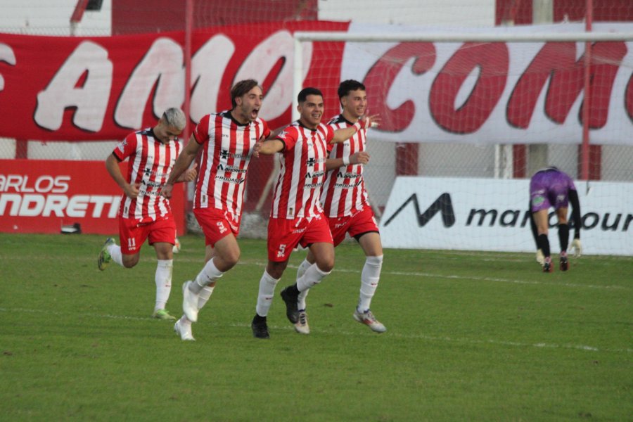 GOLAZO. El festejo de Alex Salcedo y sus compa&ntilde;eros.