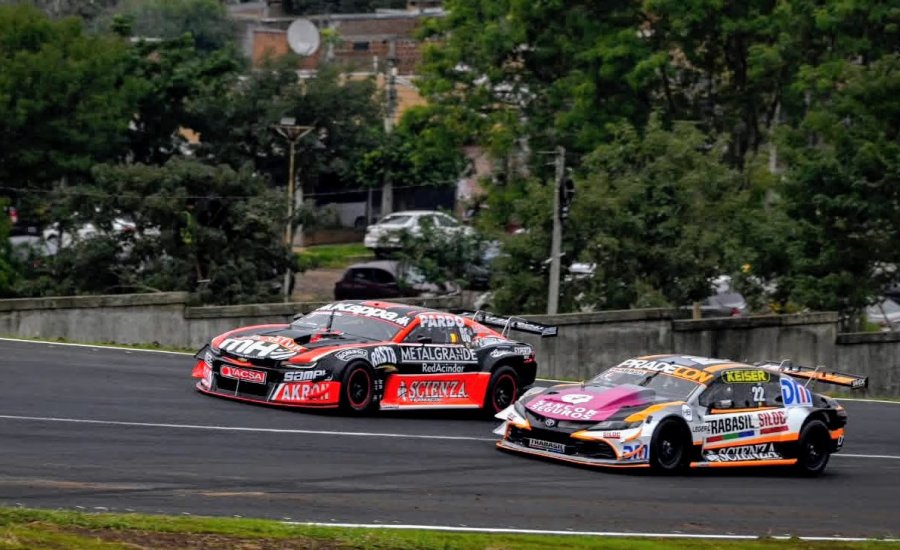 Otto Fritzler (22) y Agust&iacute;n Canapino (86) en la final disputada en Posadas.