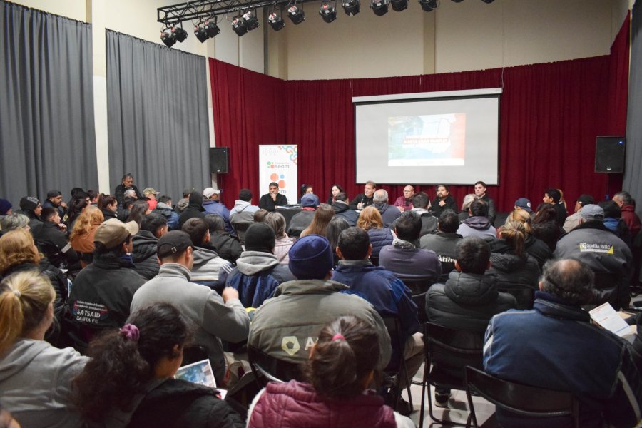 NUEVA ETAPA. M&aacute;s de un centenar de trabajadores participaron de este primer encuentro informativo que se desarroll&oacute; en la ciudad de Sunchales.