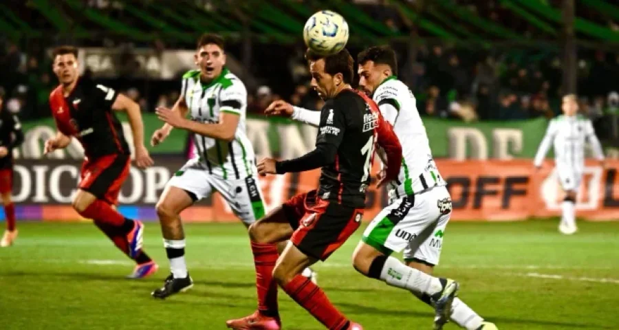Disputa de la pelota entre Christian Bernardi y Franco Cort&eacute;s, en el triunfo de Nueva Chicago.
