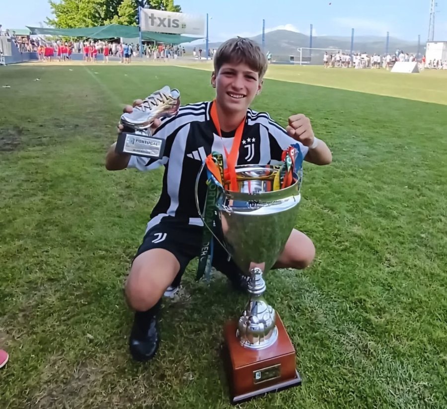 FILIPPO AMAD&Iacute;O CON LA COPA GANADA EN PORTUGAL DONDE TAMBI&Eacute;N FUE GOLEADOR CON JUVENTUS