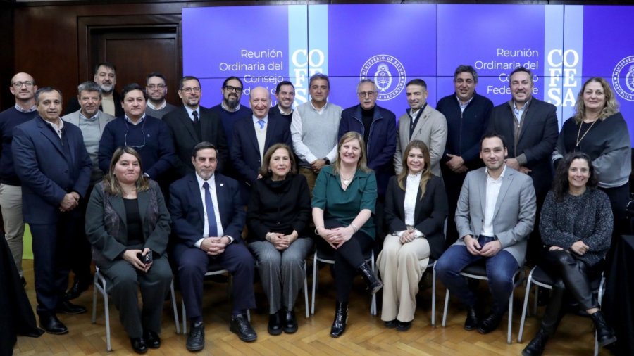 El ministro de Salud de la Naci&oacute;n, Mario Lugones, junto a sus pares de las provincias, entre ellas la santafesina Silvia Ciancio (a la derecha)