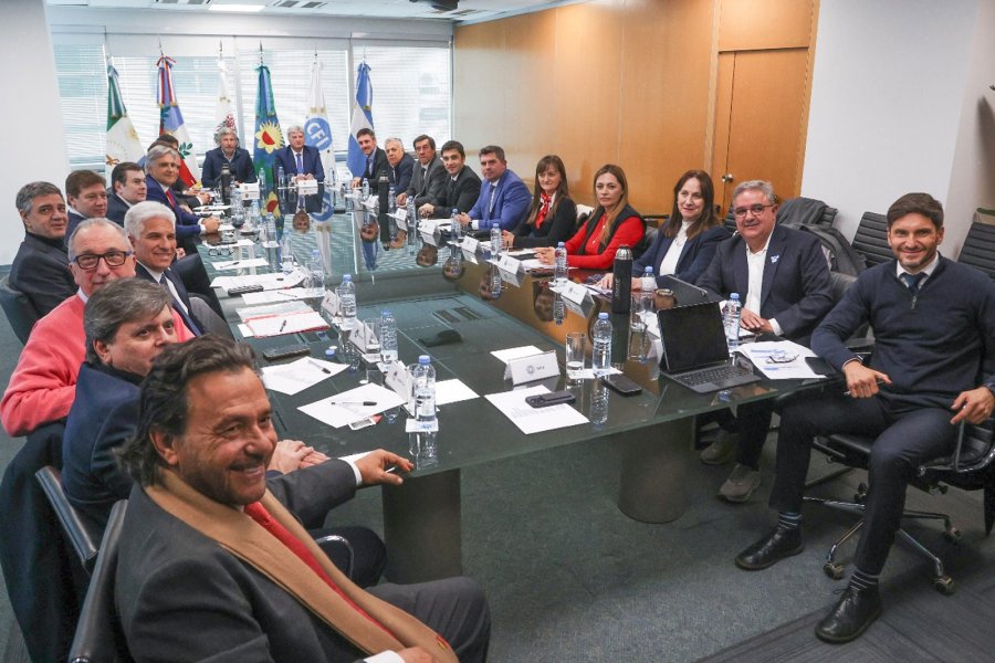 Los gobernadores, entre ellos el santafesino Maximiliano Pullaro, durante la reuni&oacute;n en el CFI.