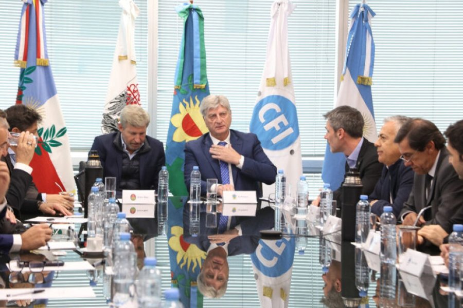 Rogelio Frigerio (Entre R&iacute;os) y Sergio Ziliotto (La Pampa) en la cabecera de la amplia mesa. (SUMA POL&Iacute;TICA)