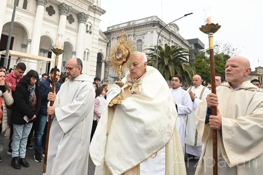 Mons.Puiggari se despidi&oacute; de la feligres&iacute;a en una misa solemne.