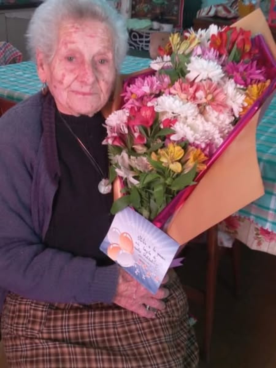 Otilia con uno de los obsequios recibidos  durante la celebraci&oacute;n de sus 100 a&ntilde;os.