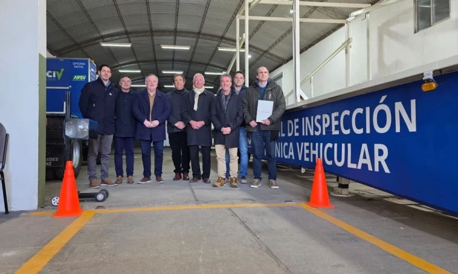 En Suardi inaugurando el Taller de Revisi&oacute;n T&eacute;cnica Vehicular.