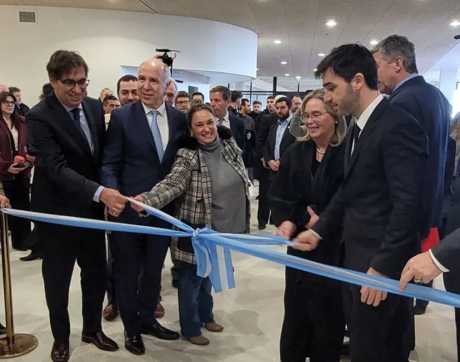 ACTO. Lorenzetti junto al gobernador Torres en el corte de cintas de la inauguraci&oacute;n de la Ciudad Judicial de Comodoro Rivadavia.