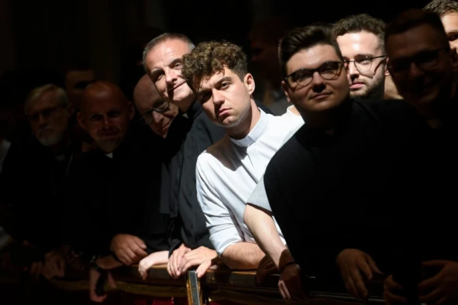 Imagen referencial de sacerdotes durante un encuentro con el Papa Le&oacute;n XIV en el Vaticano.