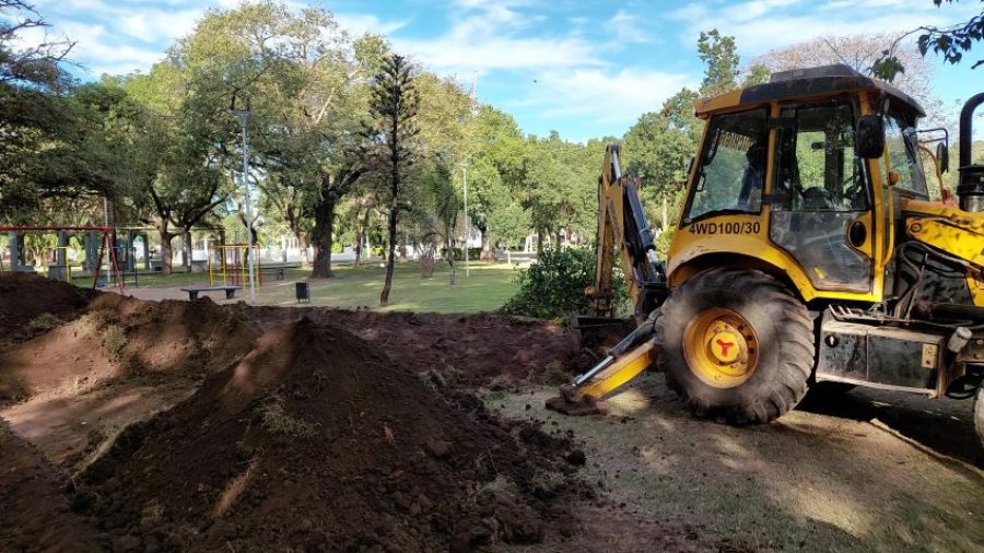Operarios municipales trabajando en el espacio p&uacute;blico.