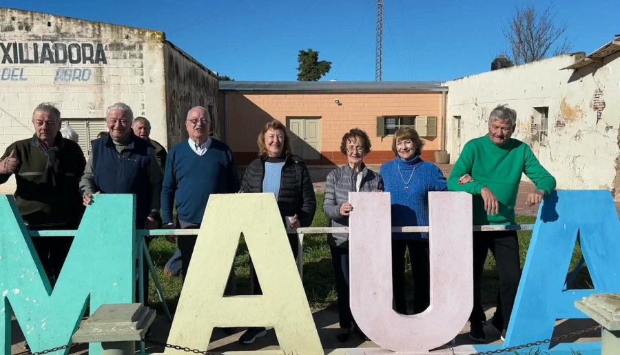 Elvio, Norberto, Ovidio, Marimil, Eulalia, Olinda y Miguel GiorgisI en el portal de Colonia Mau&aacute; que los reuni&oacute;.