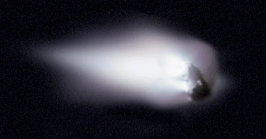 El n&uacute;cleo del cometa Halley observado desde la Tierra.