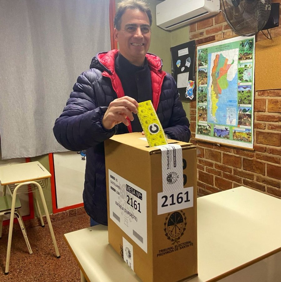 Delvis Bodoira en el momento en que emiti&oacute; su voto en la Escuela Mitre.