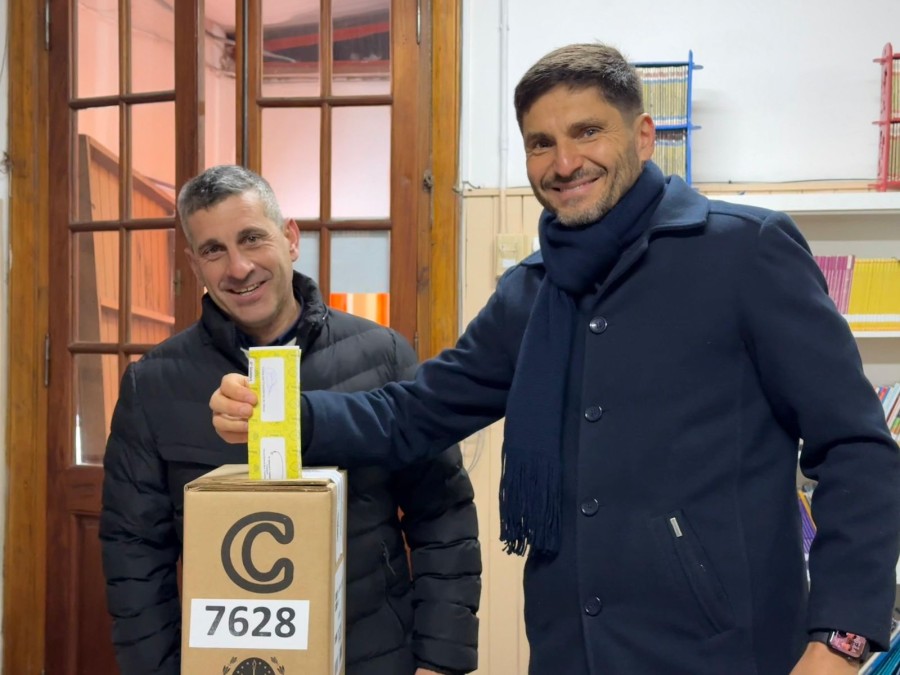 El mandatario sufrag&oacute; en la Escuela N&deg; 504 &ldquo;Domingo F. Sarmiento&rdquo;.