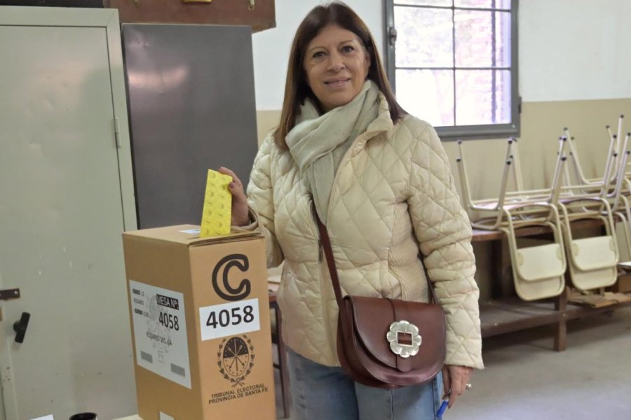 Clara Garc&iacute;a al votar esta ma&ntilde;ana en Rosario.